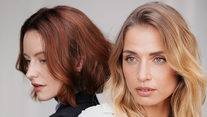 Color Beautifying Hair Care Mask is designed to reveal and protect the beauty of color-treated and highlighted hair. Its formula is enriched with oils to nourish and reveal radiant hair. It helps keep color beautiful and intense. Hair regains a beautiful quality, leaving it softer, glossier, more supple and easier to style.